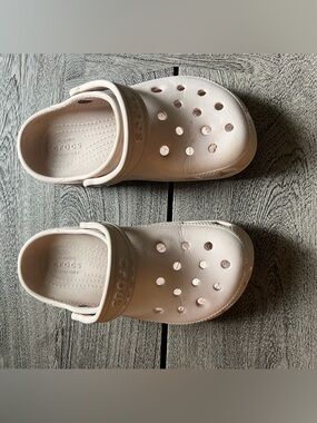 CROCS Classic Clog in Pale Pink